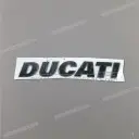 Pegatina Ducati en el carenado delantero