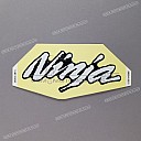 Naklejka z logo Ninja na pokrywę boczną