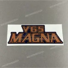 Emblemat na pokrywę boczną V65 MAGNA Emblemat na pokrywę boczną V65 MAGNA