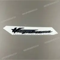 SUZUKI Naklejka na tylną owiewkę / zadupek, lewa strona 68141-10L00-HGU