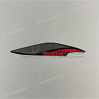 SUZUKI Adesivo carena anteriore superiore, lato sinistro 68295-23K20-YVU