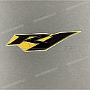 Emblema R1 cupolino anteriore, lato sinistro