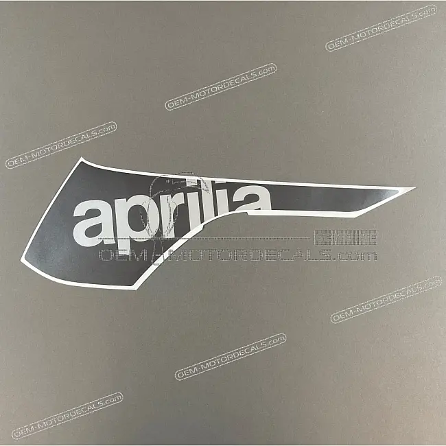 Aprilia SXR 50 Naklejka Logo aprilia Lewy Spojler OEM 2H004143