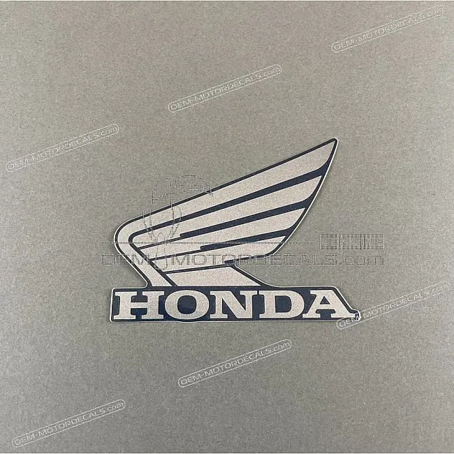 Honda CB125R Linkes Flügel-Emblem Linke Seite OEM 86202K98E20ZB