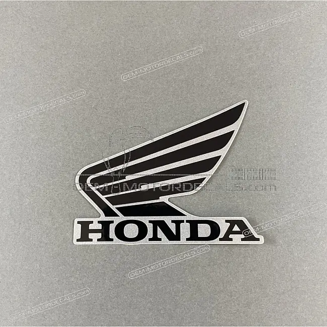Honda CB125R Emblema stemma Honda ad ala sinistra, lato sinistro OEM 86202K98E50ZB