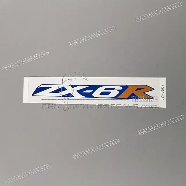 Kawasaki Ninja ZX-6R Adesivo Coprisella ZX-6R Logo Grafica OEM 560520507 Pezzo Originale di Fabbrica