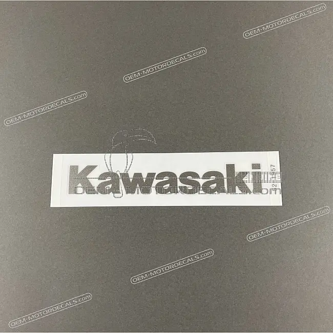 Naklejka z logo KAWASAKI na górną owiewkę Kawasaki VERSYS 650 OEM 560521957 Oryginalna fabryczna grafika