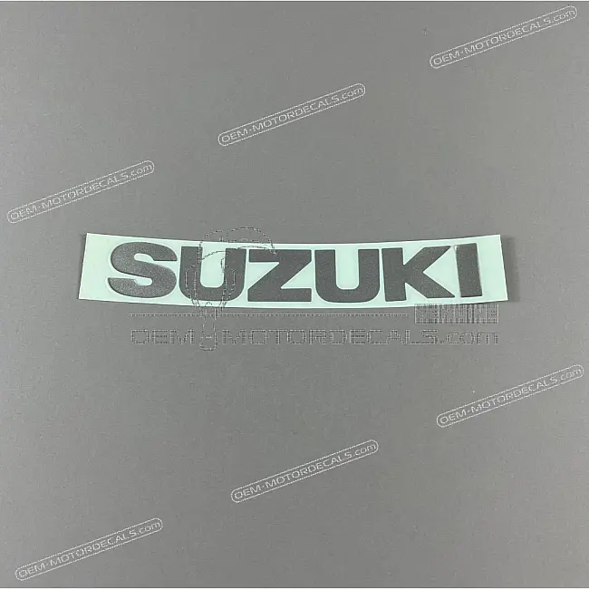 Oryginalny emblemat Suzuki SV650 na zbiornik paliwa z logo SUZUKI OEM 68111-12C30-1ZY