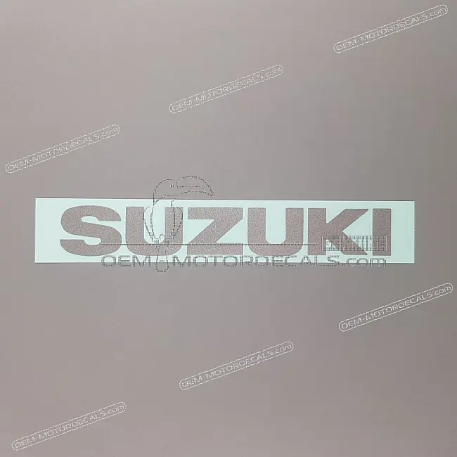 Emblema Suzuki SV650 per serbatoio SUZUKI OEM 6811147C10YD8. Autentico stemma adesivo di grado fabbrica per modelli SV650.