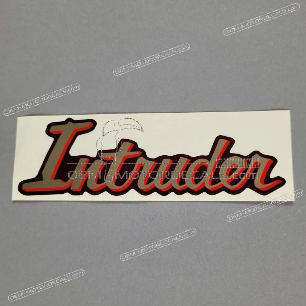 Suzuki VS750 Intruder Emblema Coperchio Telaio Intruder OEM 6813138A003WK