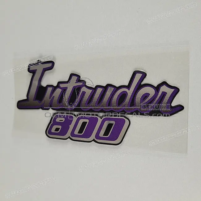 Emblema Suzuki VS800 Intruder Cover Telaio OEM 6813139A10C1M Ricambio Originale di Fabbrica