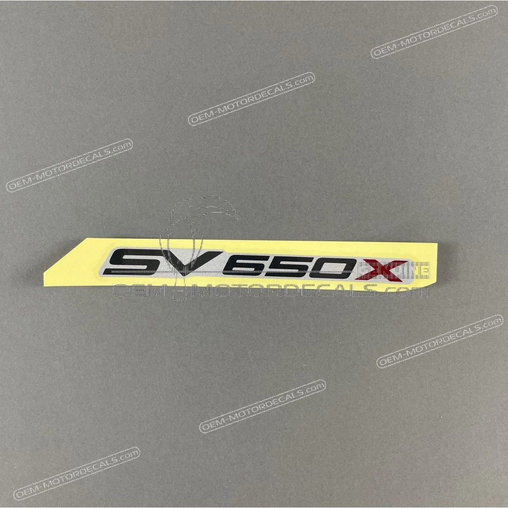 Suzuki SV650X Naklejka na osłonę ramy prawa strona OEM 6813518K10CMD
