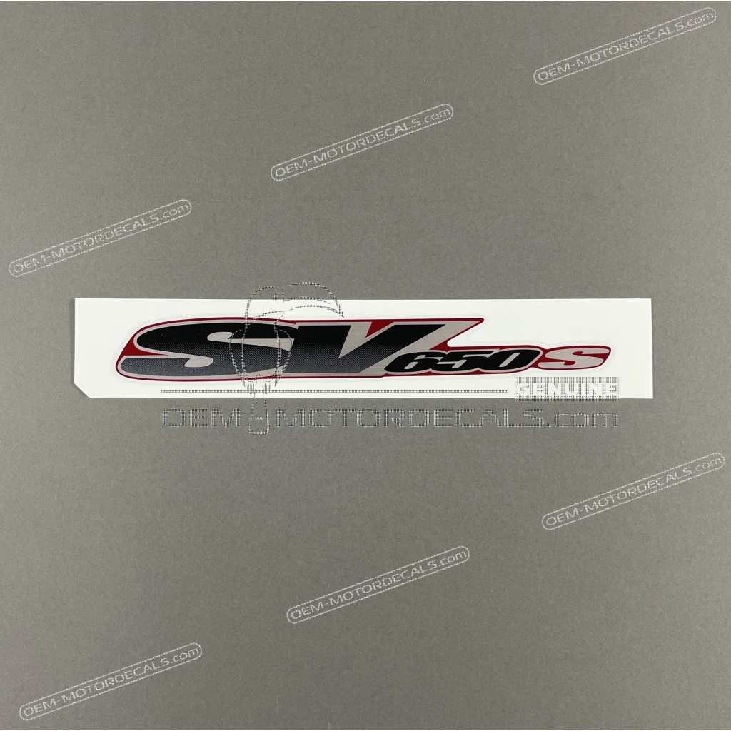 Emblema carenatura laterale Suzuki SV650S OEM 6818120F00ED6