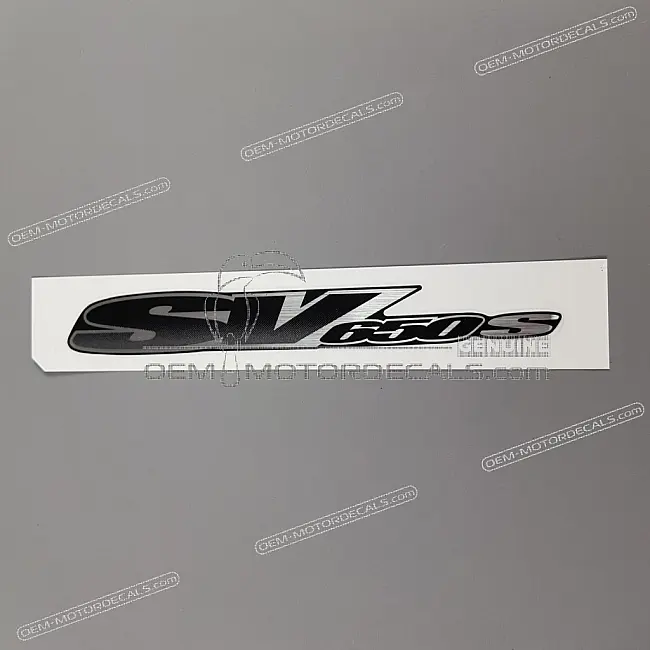 Suzuki SV650S Emblema Carenatura Laterale OEM 6818120F00N9Y Grafica Adesivo Vinile Originale di Fabbrica