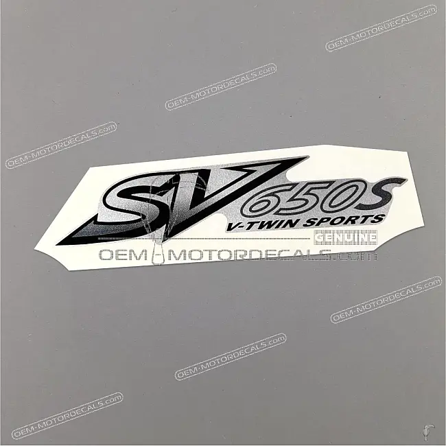 Suzuki SV650S Zijkap Embleem OEM 6818120F10GY4