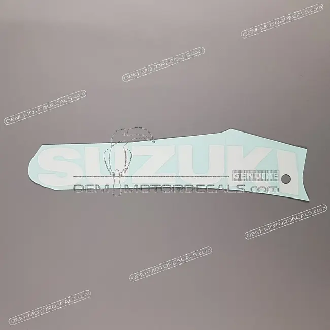 Suzuki GSX-R1000 Emblemat SUZUKI na dolną owiewkę prawa strona OEM 6818140F100JW