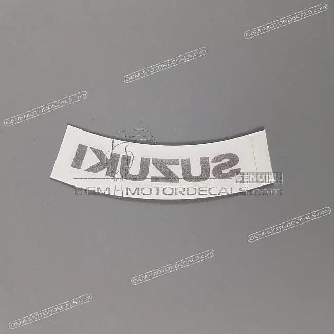 Emblema Suzuki GSF650S Bandit per parabrezza, parte grafica originale di fabbrica numero 6827538G01YD8 per restauro autentico.