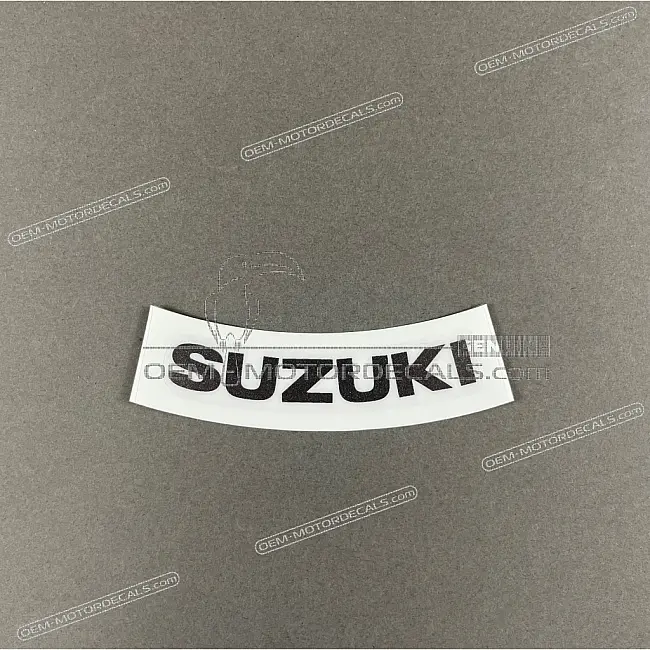 Suzuki GSX-R1000 Codino Sella SUZUKI Emblema Centro Posteriore OEM 68280-04F01-YU8