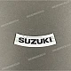Suzuki GSX-R1000 Sitzbankabdeckung SUZUKI Emblem hinten Mitte OEM 68280-04F01-YU8
