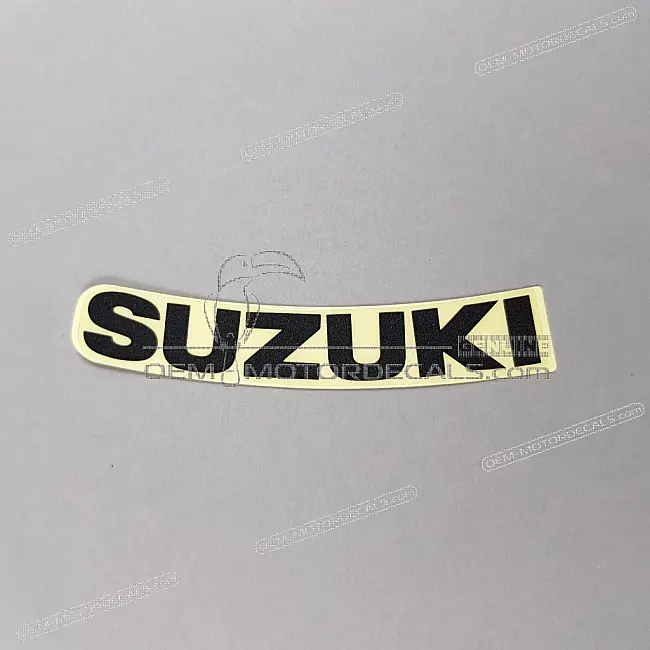 Suzuki SV650S Emblema carenatura SUZUKI OEM 6864119F0120G. Logo originale di fabbrica per carenatura laterale.